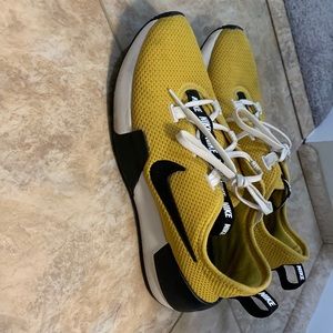 Nike Women's Ashin Modern Run Shoes: Yellow / Black / White